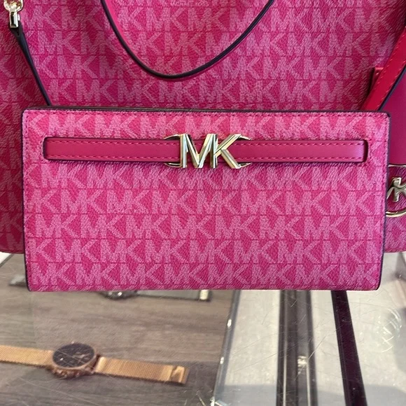 MICHAEL KORS
Reed Large Snap Signature Wallet
Electric Pink NWT - Picture 11 of 16